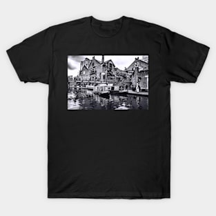 Birmingham canal and boats - Monochrome photograph T-Shirt